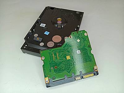 SATA HDD mit abgeschraubter Platine (Board)